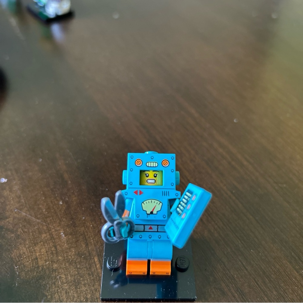 Blue Robot Minifigure with Accessories